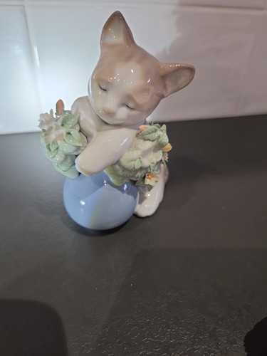 Lladro figurine sleepy kitten - lladro,