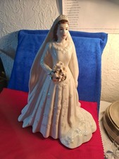 VERY TALL ROYAL WORCESTER QUEEN ELIZABETH 11 FIGURINE, 240mm HIGH. PRISTINE !!!!