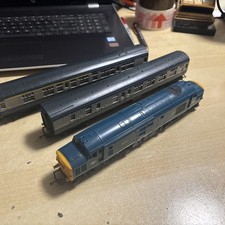 Hornby R751 Class 37 D6830 In BR Blue  + 2 x BR MK1 Coaches OO Gauge