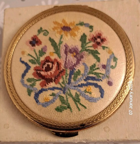 Vintage kigu powder - kigu, compact