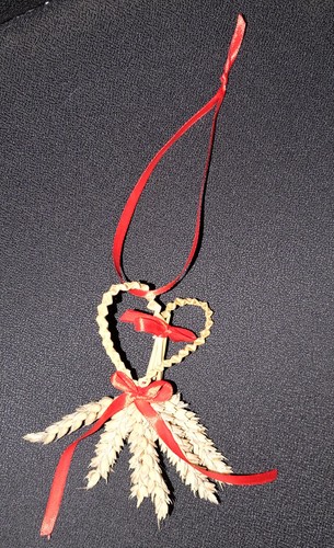 Straw heart favour - -, a