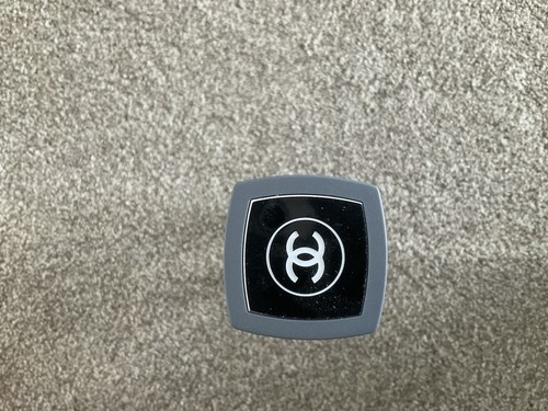 Empty chanel pour - empty,