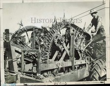 1947 Press Photo Farmer works new beet harvester in Grand Forks, North Dakota.
