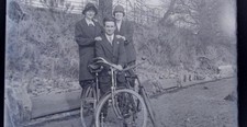 GLASS NEGATIVE LADIES & GENT WITH BIKES BICYCLES c1920s  3" x 4" SOCIAL HISTORY