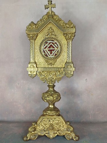 Monstrance church reliquary