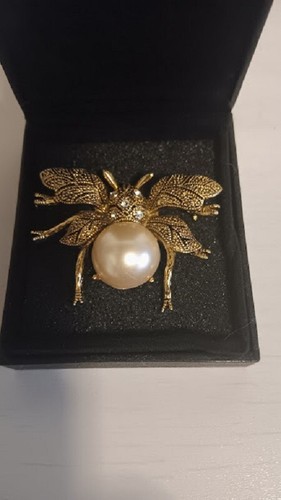 Bee pin brooch very pretty - bee,