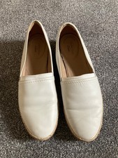 Ladies Clarks cream flat leather slip on  loafers size 7 D