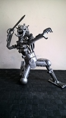 Kneeling predator metal - kneeling,