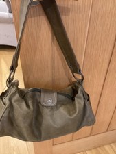 Jocasi London, Medium size