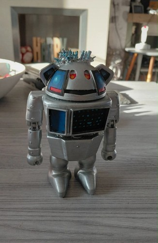 Rare metal mickey figurine - rare,