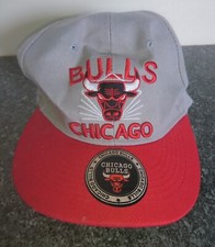 CHICAGO BULLS OFFICIAL BASEBALL CAP. UNISEX. PRESS STUD BACK. NO DAMAGE 