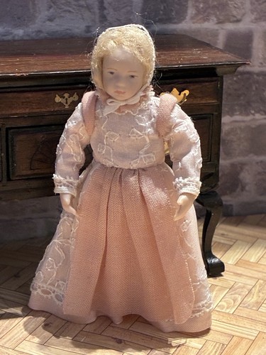 Dolls house scale - dolls, 1/12