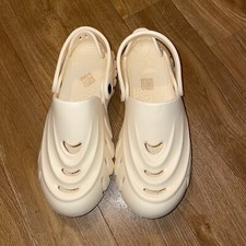 Cream Crocodile Style Shoes. Size 7 .