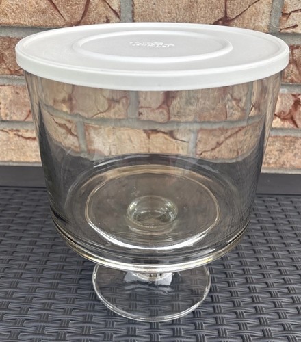 Pampered chef trifle - chef, bowl