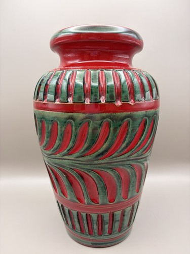 Italian pottery vase - vase, incised