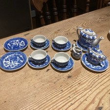 A Blue & White  Willow Pattern Child’s Vintage Tea Set In Good Condition
