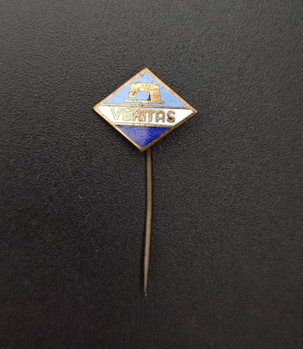 Vintage pin badge veritas - badge,