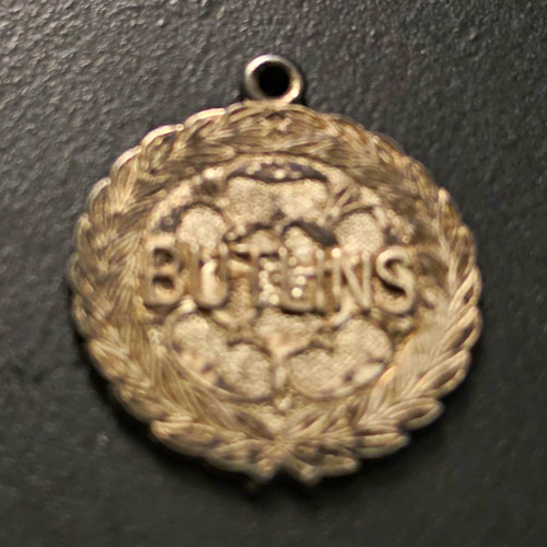 Butlins round metal badge - round,