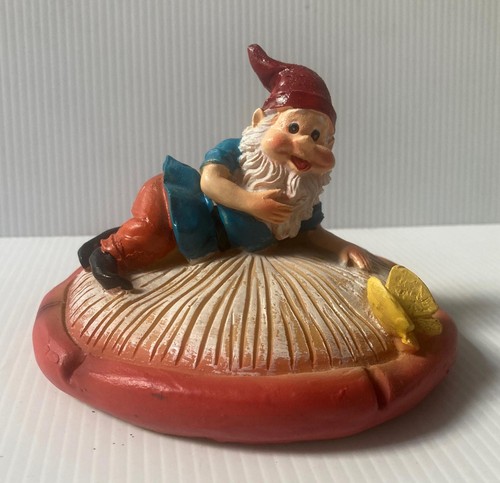 Gnome lying mushroom - gnome, on