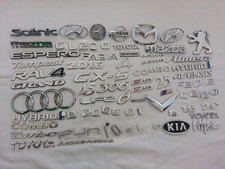 JOB LOT 50+ USED PLASTIC CAR BADGES EMBLEMS MERCEDES MAZDA TOYOTA SKODA HYUNDAI.
