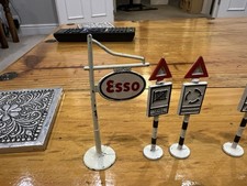 14 ORIGINAL DINKY TOYS ROAD SIGNS meccano England & train level crossing parts