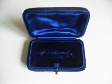 AN ANTIQUE VINTAGE VICTORIAN PLUSH VELVET BROOCH BOX