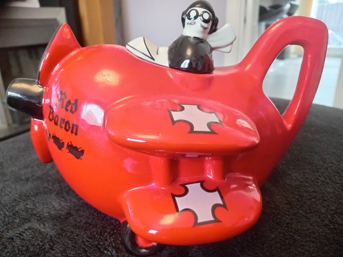 Carlton ware teapot - teapot., red