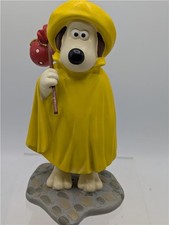 Wallace & Gromit Collectible Figurine - Gromit in Yellow Raincoat with Hobo Sack