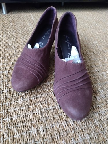 Burgundy/claret/maroon/wine
