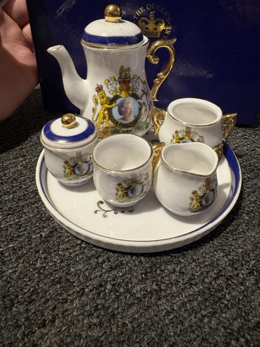 Queen elizabeth gold jubilie - queen,
