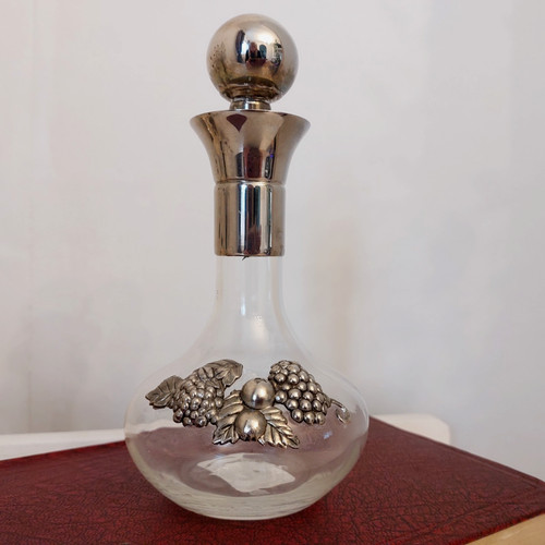 Clear glass wine decanter with