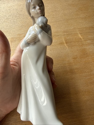 Nao lladro girl - lladro, holding