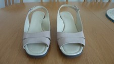 LADIES BEIGE LEATHER SLIP ON SHOES SIZE 6 BY TLC