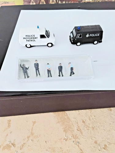 Diecast police vans and - 1/87,