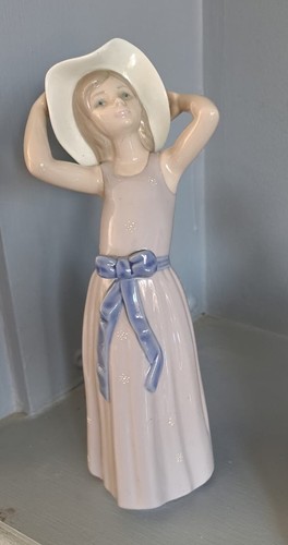 Ladro figure coy - figure,