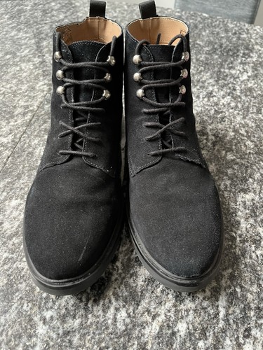 Hudson black suede - by,