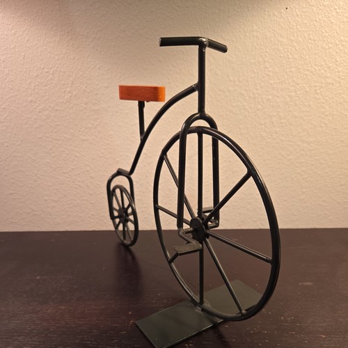 Small standing metal - metal, penny