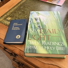 NIV Daily Light Bible: Daily