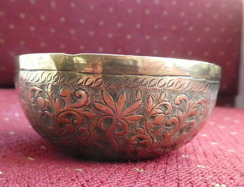 Antique round brass bowl with - bowl,