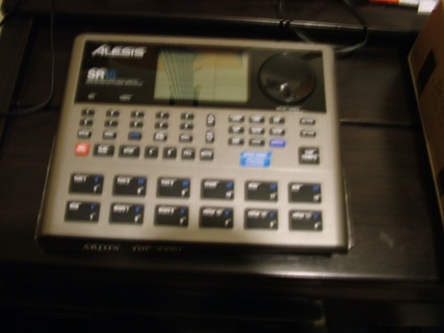 Alesis drum machine - sr,