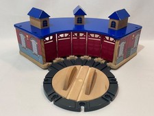 Wooden Engine Shed with front track piece 5 train bays P&P Discounts