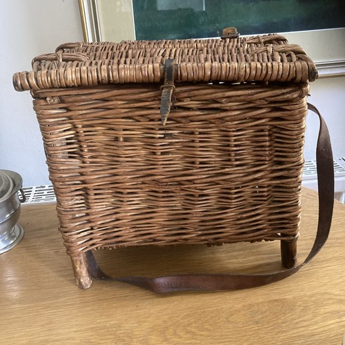 Vintage small wicker fishing - small,