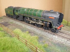 Tri-ang 00 Gauge BR Britannia Class 4-6-2 Steam Loco/Tender 70000 BR Green - NR