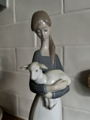 Lladro girl with lamb - lladro,