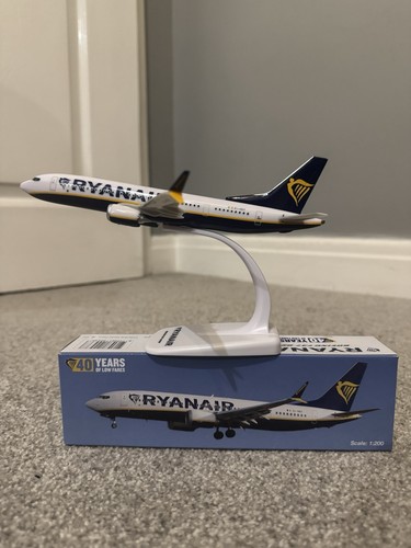 Ryanair official 737 - official, 737-8200