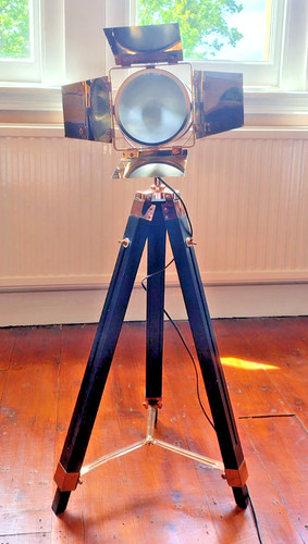 Industrial black tripod floor - black,