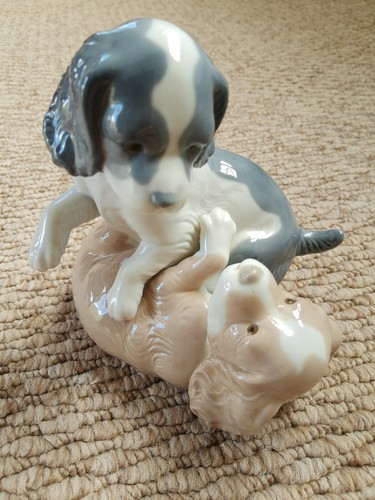 Nao lladro playing - by, puppies