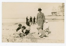 PHOTO CARD, Ostend 1931 a man in suit beach sand paste game castle
