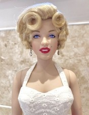 RARE Franklin Mint Marilyn Monroe Walk Of Fame Vinyl Portrait Doll & Stand