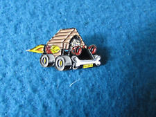 GNASHER THE BEANO ENAMEL BADGE DENNIS THE MENACE